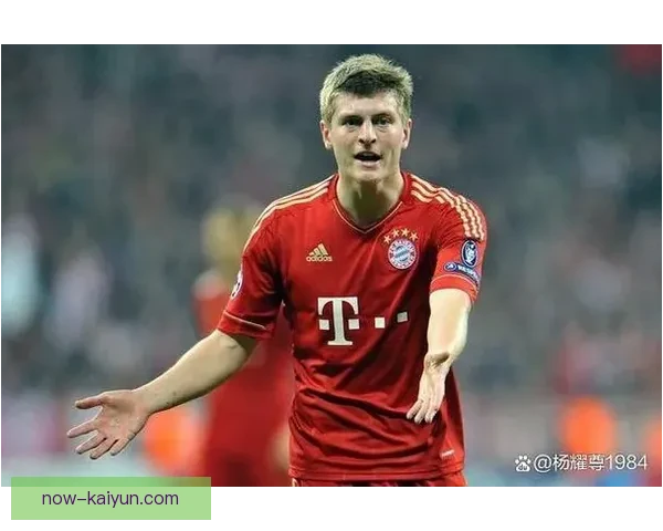 穆西亚拉表现稳健，成为拜仁中场的新魔术师，备受期待。