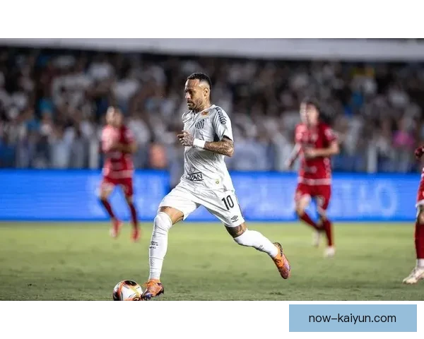 内马尔在桑托斯的保级战中表现稳健，持续提升球队竞争力